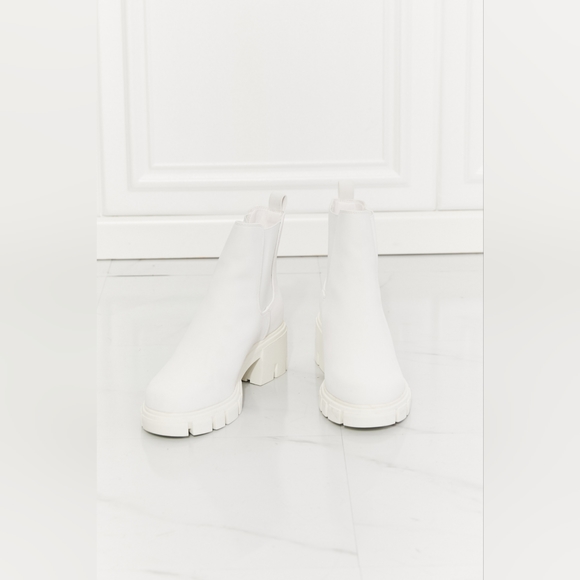Melody MMShoes Work For It Matte Lug Sole Chelsea Boots in White - Picture 6 of 6